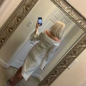 🤍🕊️Elliatt🕊️🤍white dress, asymmetrical body and off the shoulder longsleves.